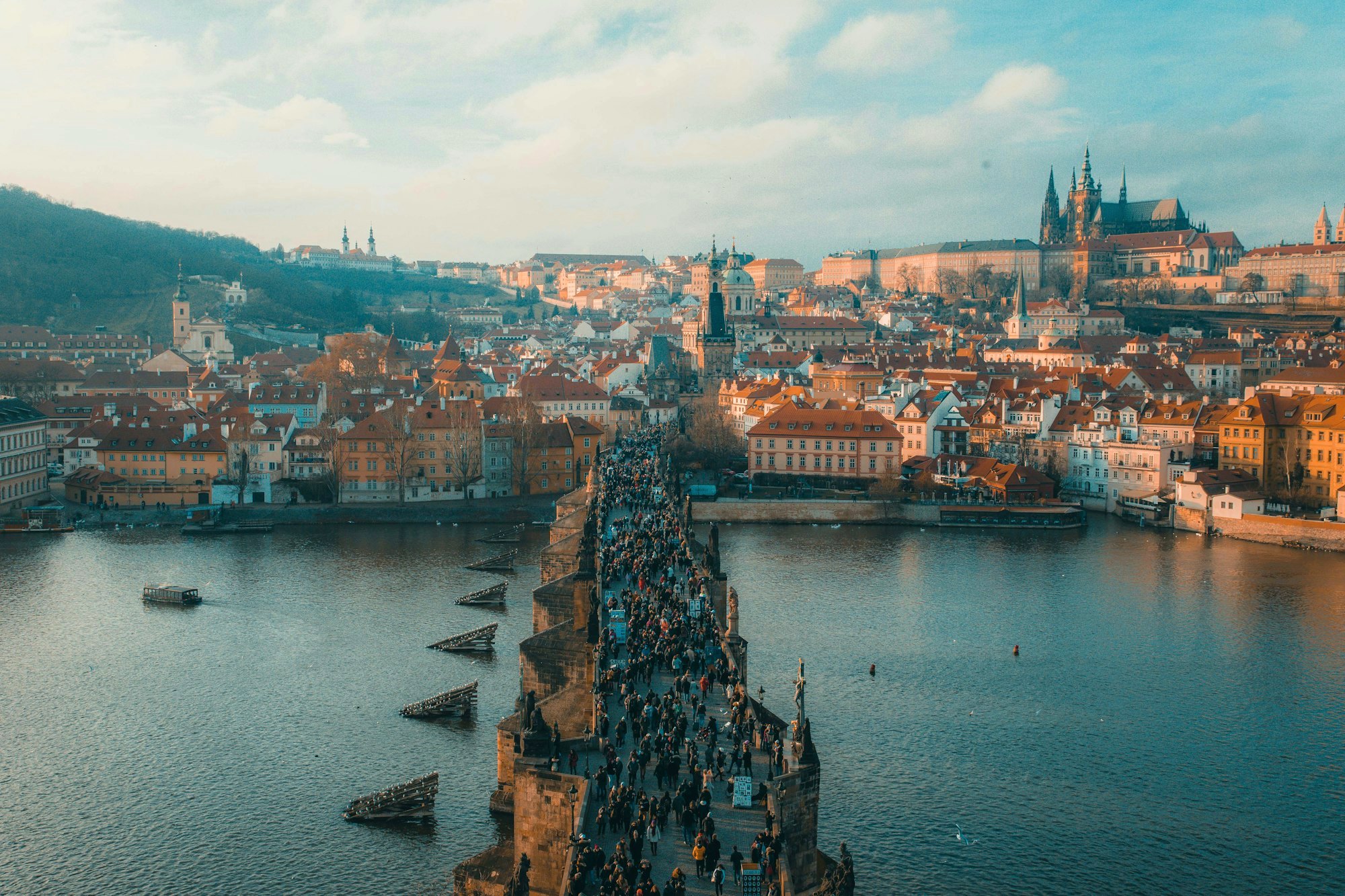 Letecký pohled na Prahu — Karlův most, Malá Strana a Pražský hrad